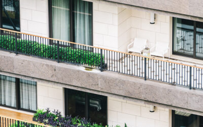 Condominio e infiltrazioni dal lastrico solare: chi paga i danni e la manutenzione?